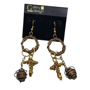 GALLERY DESIGN VINTAGE BRUTALIST WIRE DESIGN GOLD & BRONZE CROSS HOOK EARRINGS
